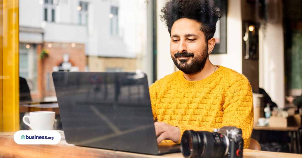 photographer working on laptop in coffee shop